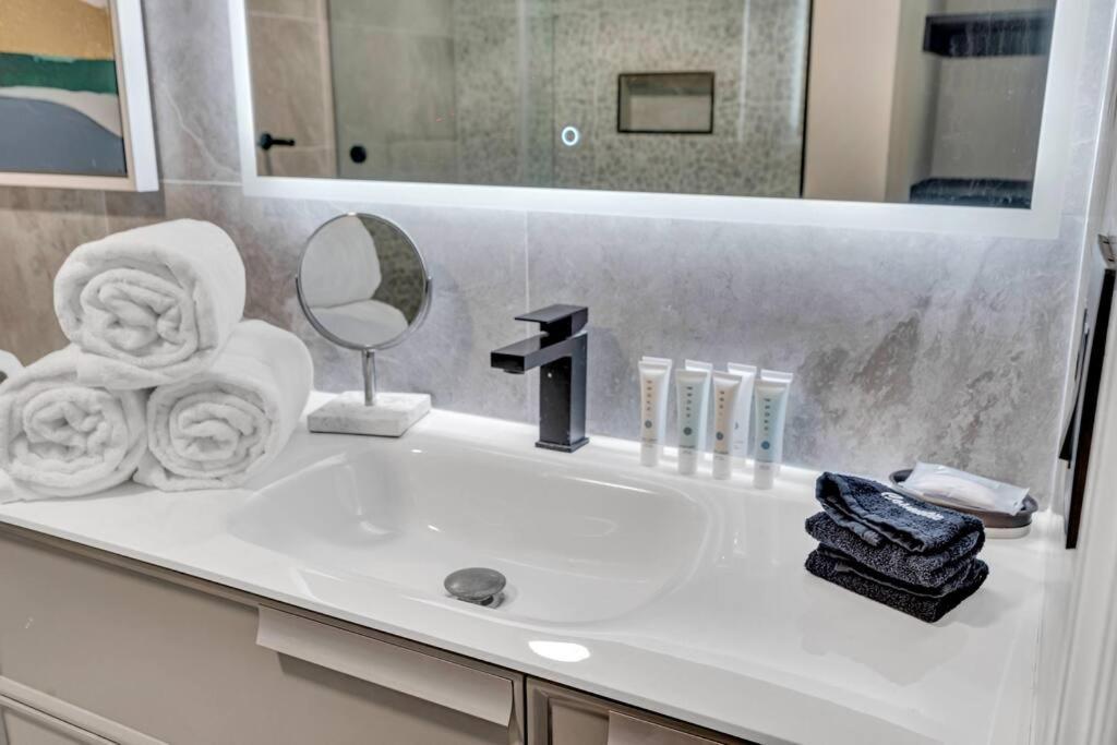 Luxurious Private Unit With Parking Apartment Miami Bagian luar foto