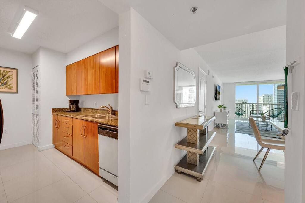 Luxurious Private Unit With Parking Apartment Miami Bagian luar foto